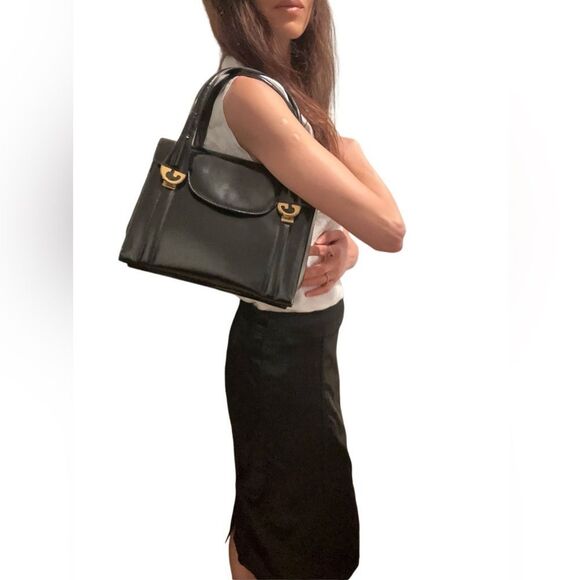Gucci Elegant Black Shoulder Bag with Gold Details - Picture 1 of 15